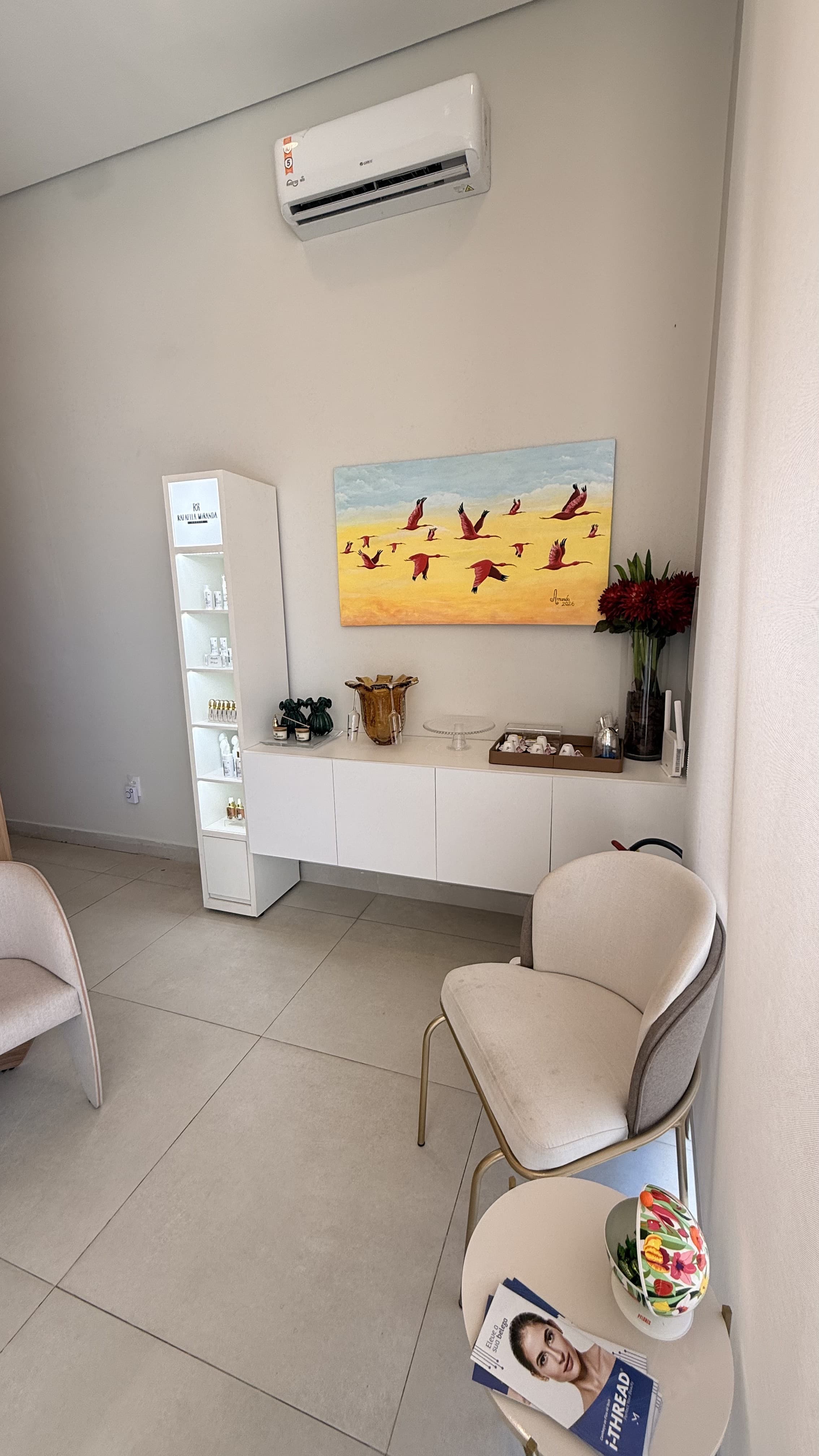 Recepção com vitrine de produtos RM Beauté