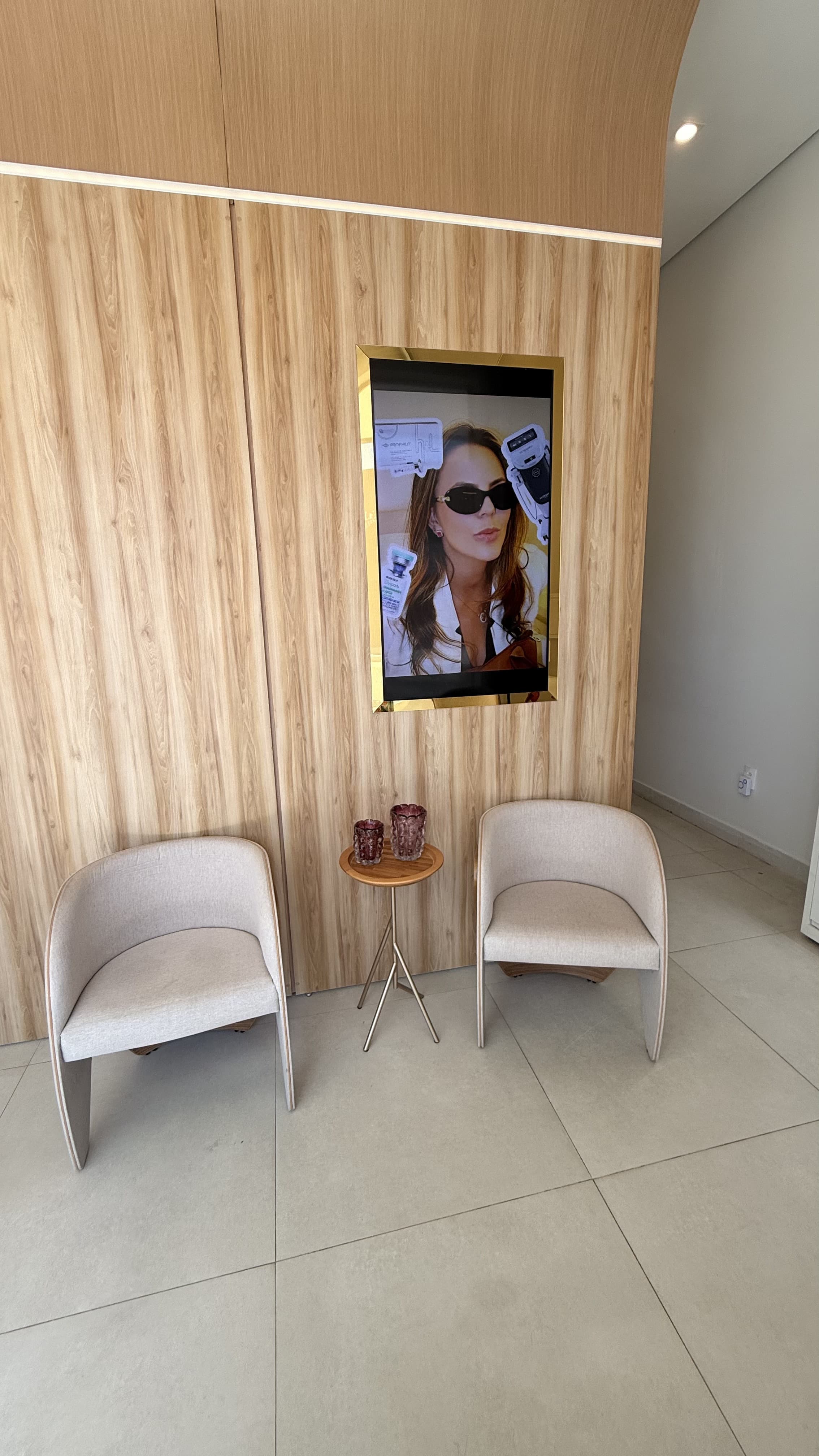 Ambiente de espera com poltronas